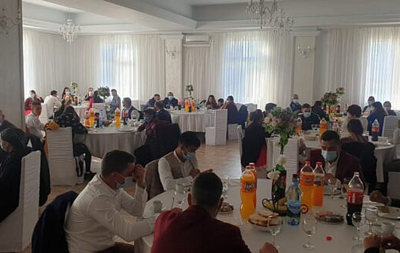 Amendă-record, după ce într-un restaurant din județul Suceava s-a organizat o nuntă cu 100 de persoane