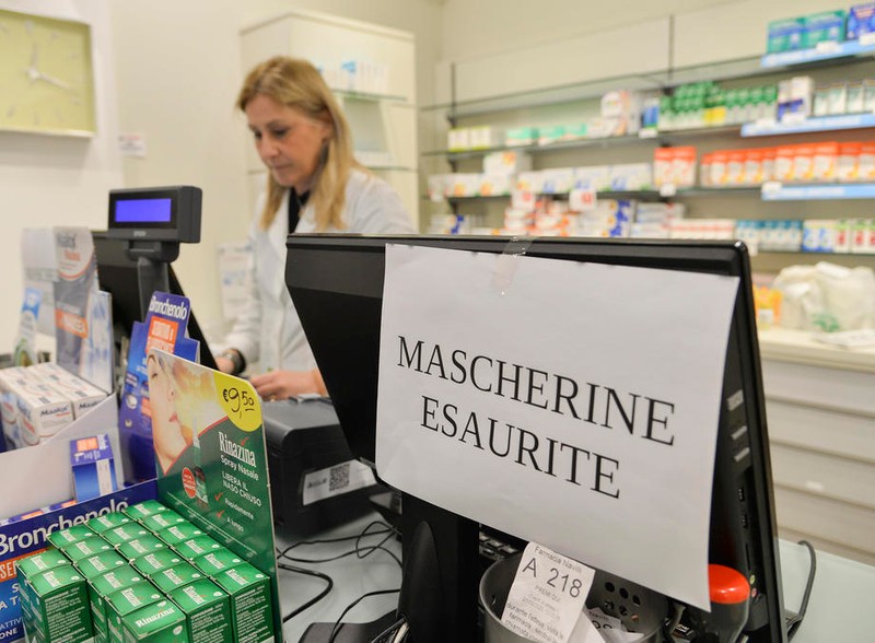 „Nu mai avem măști de protecție” - afișul pus la o farmacie din localitatea Codogno din nordul Italiei