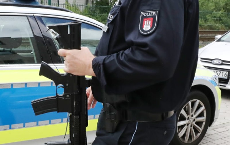 16 mașini de intervenție și zeci de polițiști mobilizați pentru un bărbat care s-a plimbat cu o pușcă de jucărie prin Hamburg