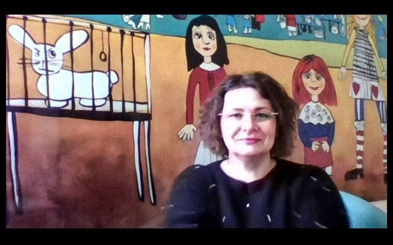 Mihaela Dinu, psiholoagă și coordonator de programe la Organizația Salvați Copiii, în timpul conversației cu noi pe Zoom.