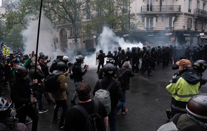 Proteste violente în Franța: 108 polițiști și jandarmi au fost răniți, aproape 300 de manifestanți, arestați