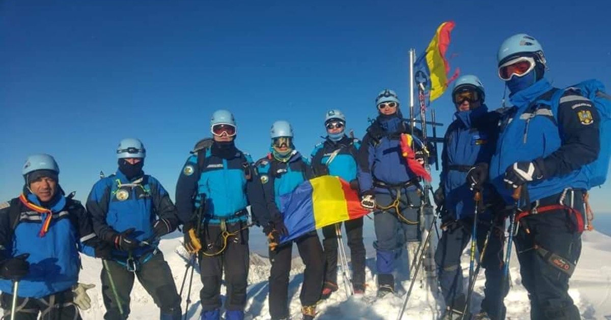 Jandarmii montani braşoveni au arborat steagul României pe Vârful Moldoveanu