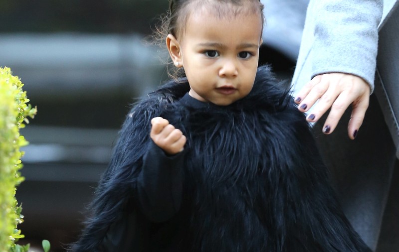 Fiica lui Kim Kardashian poartă BLANĂ deși are doar UN AN | FOTO