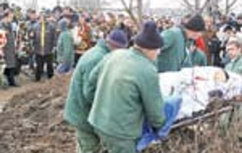 Sute de colegi si prieteni au venit la inmormantarea baiatului ucis de copac