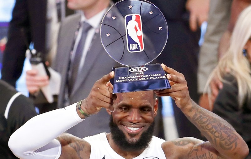 LeBron James l-a egalat pe Michael Jordan. 866 de meciuri consecutive cu cel puțin 10 puncte marcate în NBA