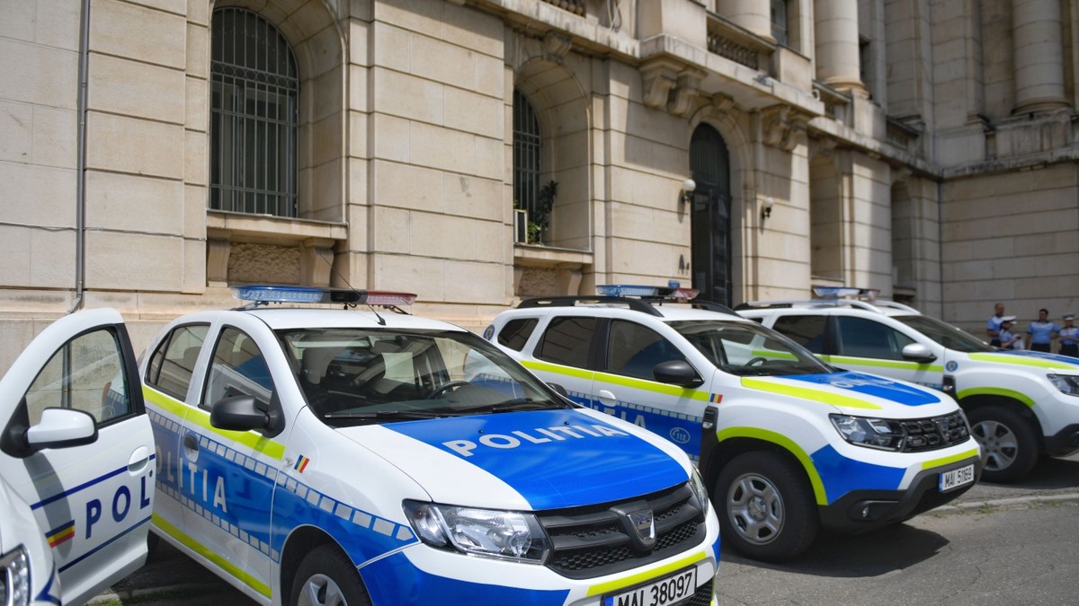 Mai multe autospeciale ce vor intra in dotarea Politiei pot fi vazute in timpul ceremoniei de semnare a acordurilor de achizitie si furnizare incheiate intre MAI si Renault Romania, vineri 5 iunie 2020, la sediul ministerului Afacerilor Interne (MAI) din Bucuresti. ANDREEA ALEXANDRU / MEDIAFAX FOTO