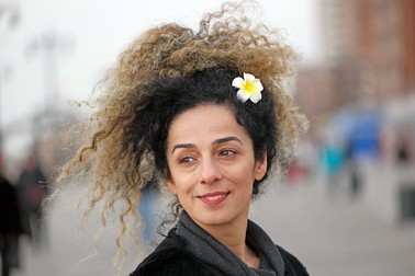 Masih Alinejad trăiește acum în exil, în SUA, în vreme ce familia ei suportă represaliile regimului de la Teheran
