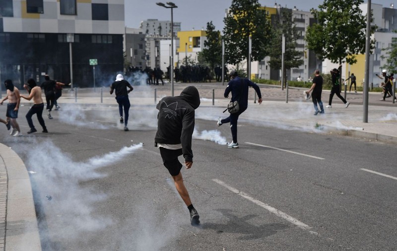 „Demonstrațiile sunt inutile, trebuie să spargem totul”. Cine sunt tinerii revoltați care au aprins Franța după moartea lui Nahel