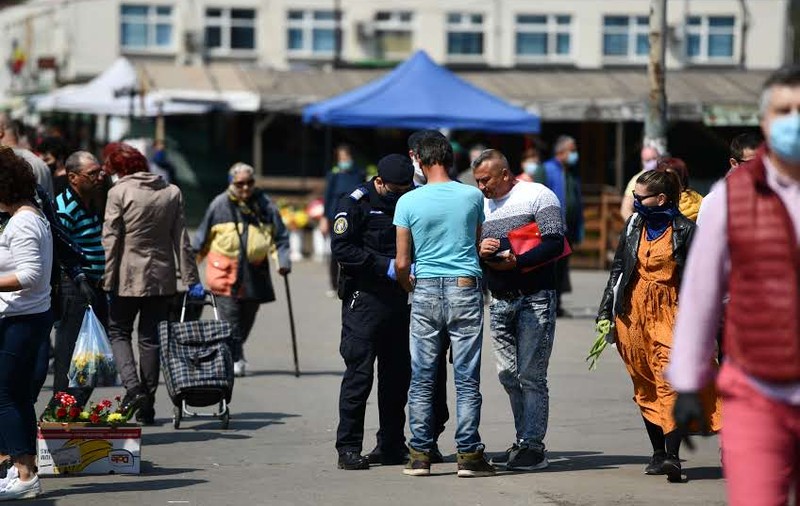 Aglomerație în Piața Obor din București, unde sute de oameni s-au înghesuit la cumpărături. Jandarmii au intervenit
