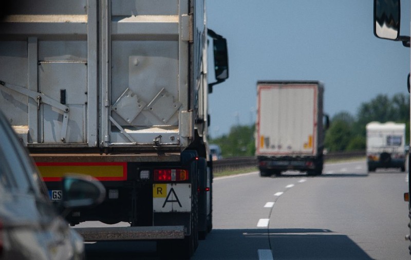 Un șofer român de TIR a fost oprit de poliție pe autostradă după ce alți șoferi au sunat disperați la 112, în Germania
