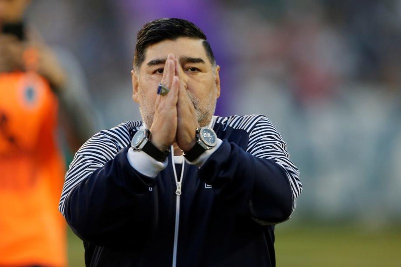 epa08023273 Gimnasia y Esgrima's coach Diego Maradona reacts during a match for the Argentine soccer Super League, at the Juan Carmelo Zerillo Stadium in La Plata, Buenos Aires, Argentina, 24 November 2019. EPA-EFE/Demian Alday Estevez