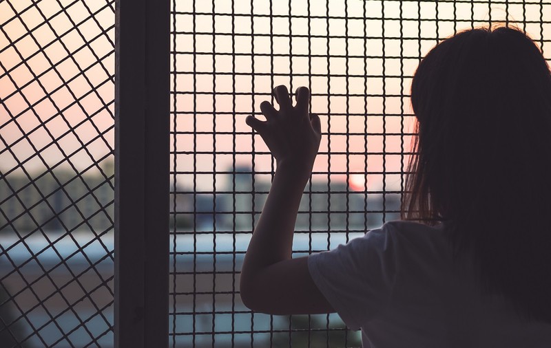 Metoda Loverboy, inventată în Olanda, aplicată cu succes în România. Peste jumătate dintre victimele traficului de persoane, din 2018, au fost racolate în acest fel