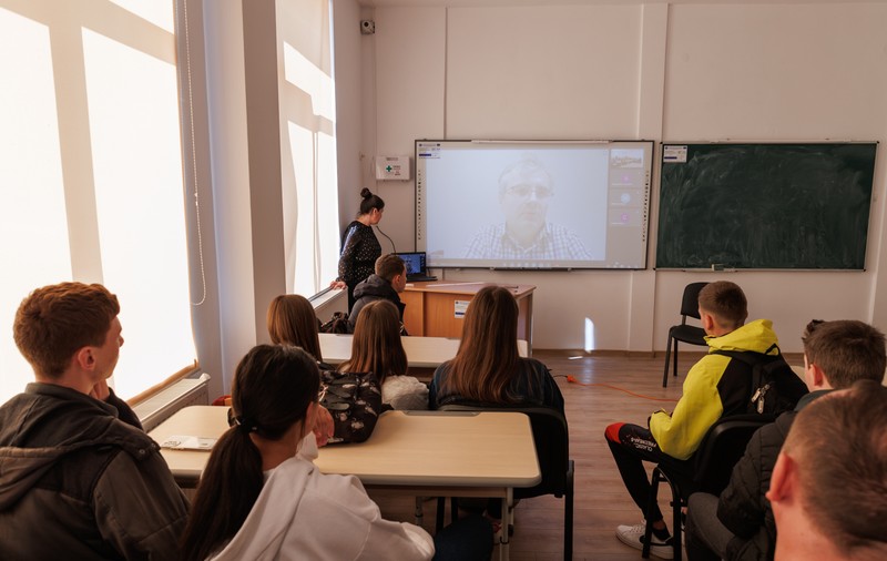Există extratereștri? Răspunsul dat de cercetătorul Cristian Presură elevilor vasluieni