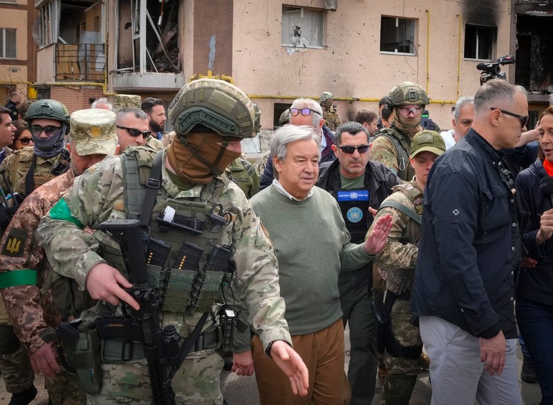 Secretarul general al ONU, Antonio Guterres, se uită la casele distruse de bombardamentele rusești din Irpin, oraș situat la periferia Kievului, Ucraina, joi, 28 aprilie 2022 | Sursa foto: Profimedia Images