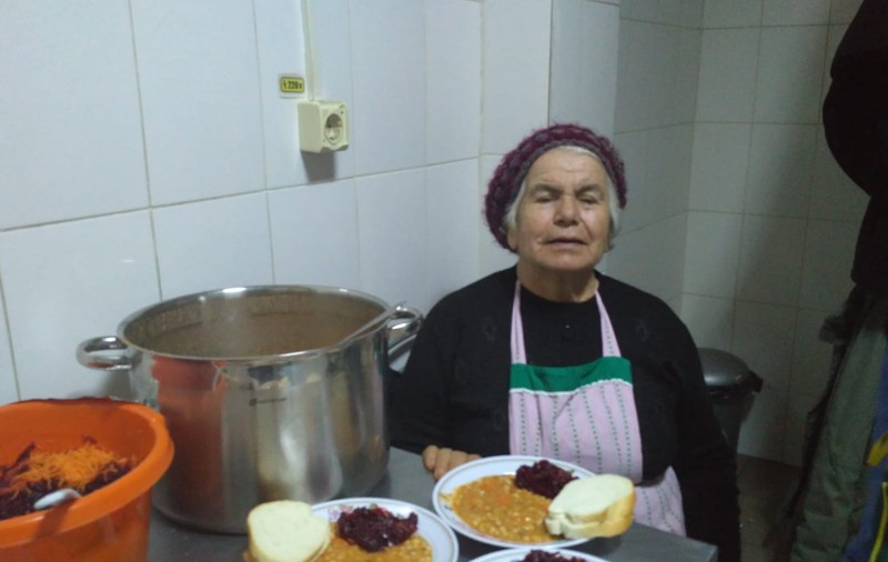 VIDEO&FOTO/ La 80 de ani, o fostă asistentă gătește săptămânal pentru oamenii străzii. Viața de poveste a unui om simplu, pentru care „nu pot” nu există