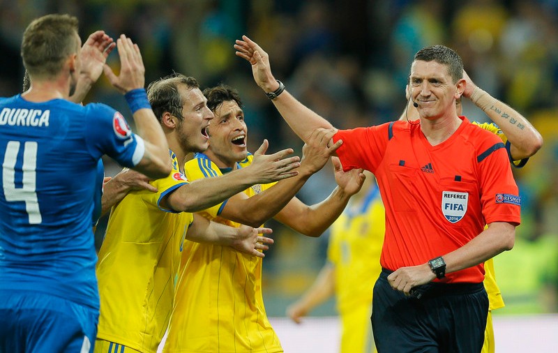 VIDEO / Rar vezi aşa ceva. Portarul a marcat, dar arbitrul a anulat golul!