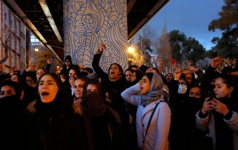 Protestatarii din Iran, atacați cu gloanțe de cauciuc de forțele de ordine. A doua zi de luptă pentru libertate
