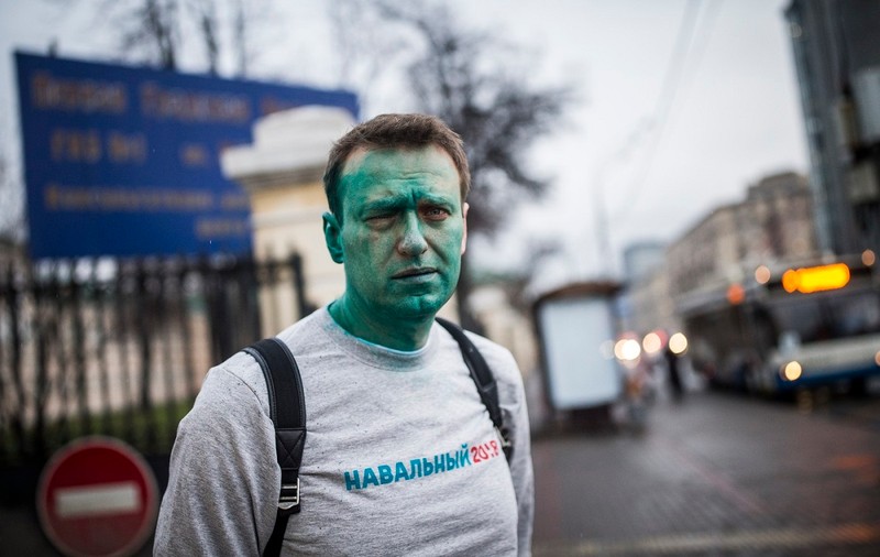 „I-am întins bucuros mâna și mi-a aruncat cu un lichid în față. Am crezut că îmi dăduse cu acid”. Fragmente exclusive din cartea „Patriot. Memorii” de Aleksei Navalnîi, care va apărea în România pe 22 octombrie (II)