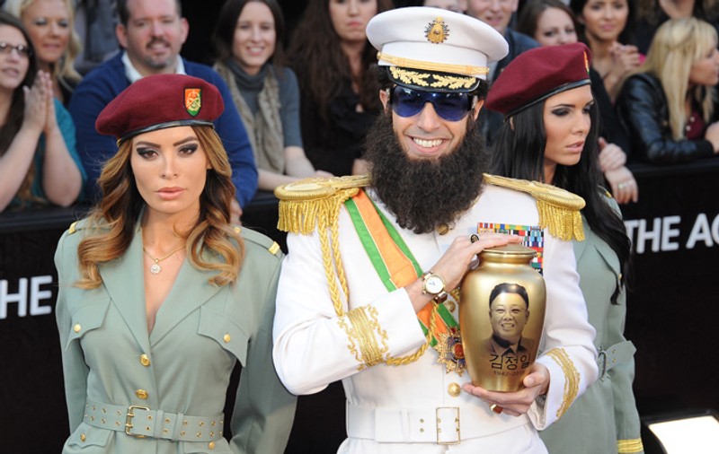 Oscar 2012 | "Dictatorul" a aruncat cenuşa lui Kim Jong Il direct pe covorul roșu | VIDEO