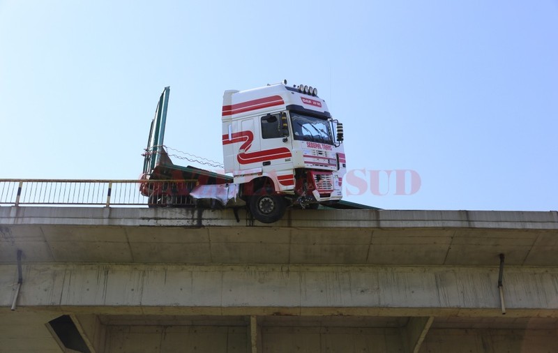 Un TIR a rămas suspendat pe un pod, la ieșirea din Craiova