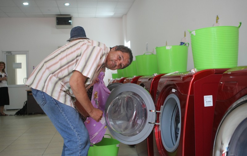 Spălătoriile sociale au, printre cei 12.000 de clienți, unii cu venituri zero: Cei mai curați oameni săraci din București