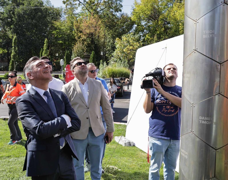 Monumentul dedicat Generației de Aur a României a fost inaugurat în fața Arenei Naționale. Este o poartă de fotbal uriașă