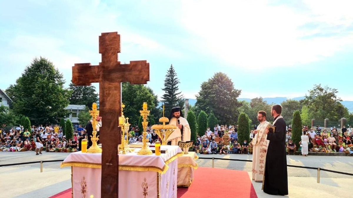 Mânăstirea Curtea de Argeș, luată cu asalt de credincioși. Doar 1.000 au intrat, iar moaștele Sfintei Filofteia n-au fost scoase în procesiune