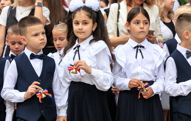 Copii în uniforme școlare la un eveniment în aer liber. 2 septembrie 2024, Bălți, Moldova.