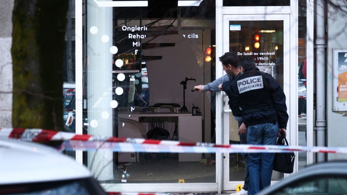 Polițiștii examinează locul în care o grenadă a fost aruncată într-un salon de înfrumusețare din Grenoble, Franța, pe 6 februarie 2026.