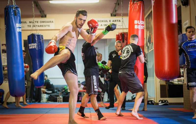 Kickboxing. Autorul celui mai rapid KO din lume luptă sâmbătă, la Ploiești / GALERIE FOTO