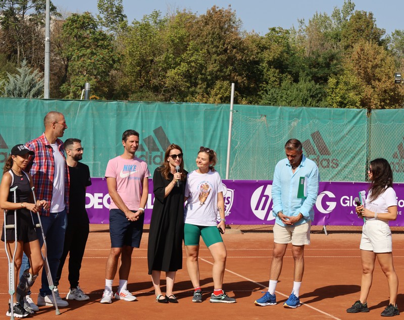 „Trebuie să fim un pic încurajați”. Au jucat tenis și au strâns bani pentru tinerii care ies din centrele de plasament