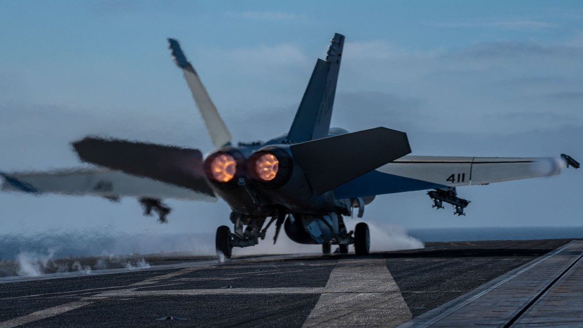Un avion de vânătoare F/A-18E Super Hornet al Marinei SUA din Blue Diamonds din Strike Fighter Squadron 146, se lansează de pe puntea de zbor a portavionului din clasa Nimitz USS Nimitz în timpul desfășurării operațiunilor de rutină, 11 octombrie 2024, în Oceanul Pacific _ foto Hepta