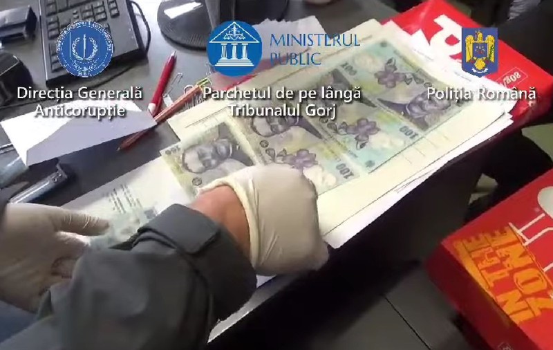 Medici din Gorj, reținuți pentru că luau șpagă pentru pensionare anticipată. Unul dintre suspecți și-a cumpărat 3 apartamente din mită