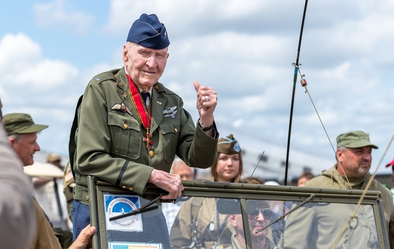 A murit pilotul Gail Halvorsen, supranumit „Candy Bomber”, după ce a parașutat zeci de tone de dulciuri pentru copii, în timpul blocadei Berlinului