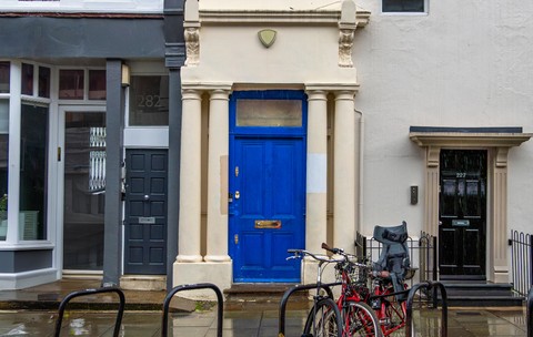Casa cu ușa albastră din Notting Hill