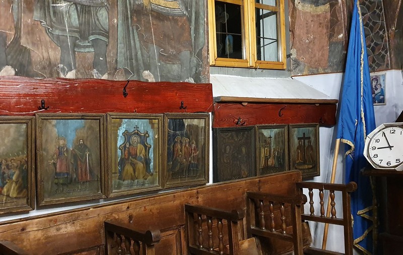 Situație uluitoare la o parohie din județul Sibiu: icoane valoroase „s-au evaporat” de pe pereții bisericii! După scandal, preotul le-a adus înapoi, dar localnicii spun că sunt altele!