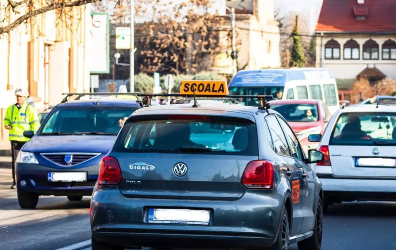 Tânără de 18 ani, filmată când oferea bani pentru promovarea examenului auto