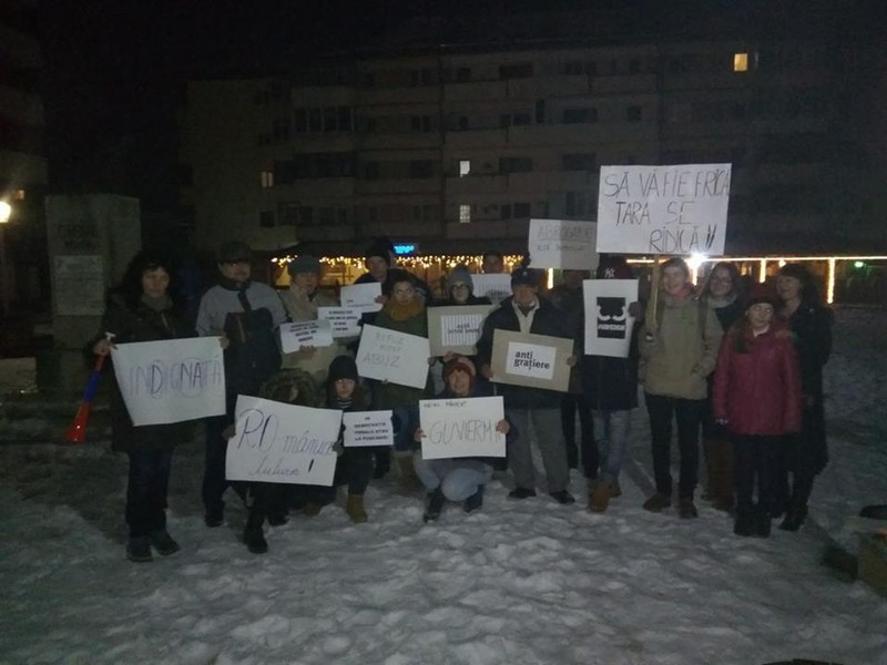 Cei 15 oameni care au manifestat în orașul Târgu Ocna