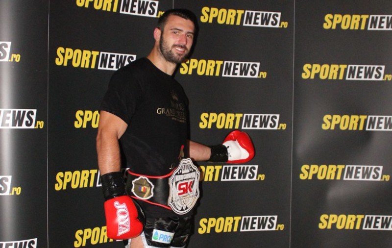 Luptătorii români care vor participa în gala finală Superkombat de la Monza au un suporter de lux