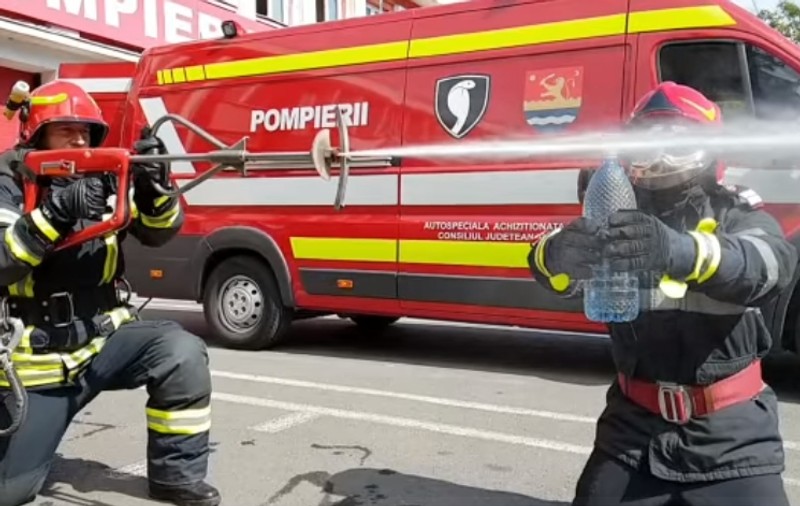 Pompierii români se întrec în demonstrații cu provocarea #bottlecapchallenge. Cum deschid salvatorii sticle cu motocicleta, cu drujbe și furtunuri!