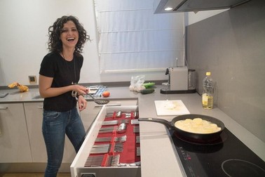 Oana gătește tortilla de patatas în apartamentul său din Castellón de la Plana, aprilie, 2019