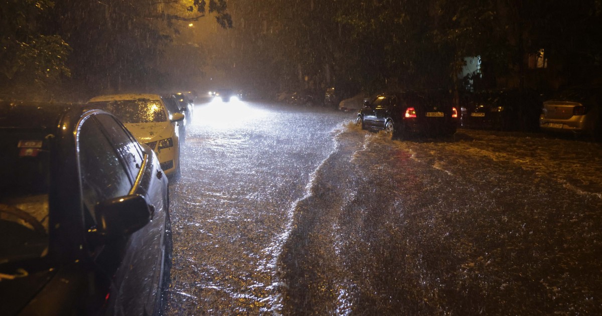 Stradă din Sectorul 3 al Capitalei, inundată joi, 13 iunie, din cauza unei furtuni de cod roșu. Foto Inquam Photos / George Calin