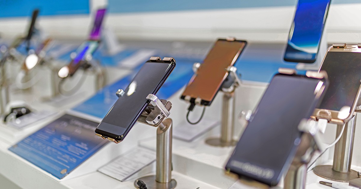Efectele coronavirusului în economie: scumpirea electronicelor și scăderea leului. Telefoane mobile pe un stand