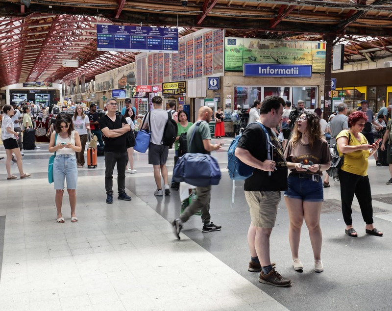 Haos în Gara de Nord sâmbătă dimineața: Trenurile au întârzieri de până la 8 ore din cauza caniculei. Anunțul CFR Călători