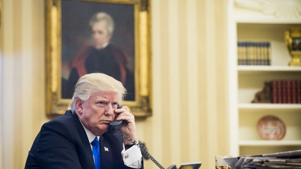 Imagine din ianuarie 2017 cu Donald Trump vorbind la telefon, în Biroul Oval