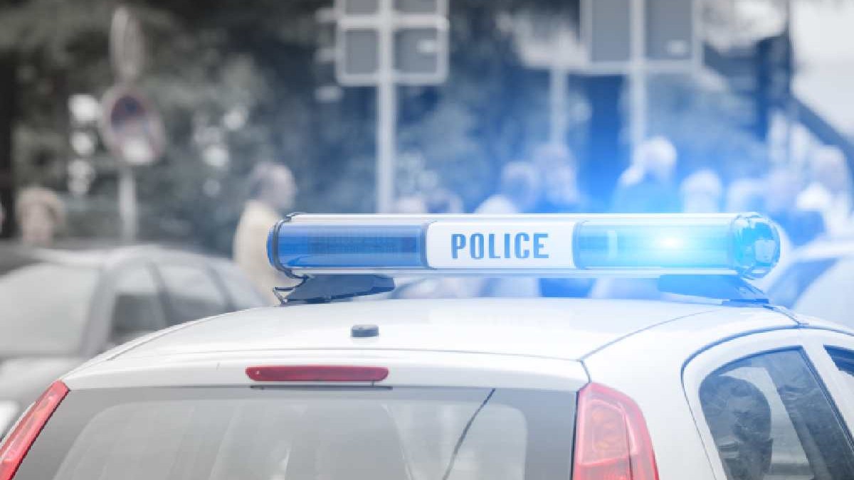 Mașină de poliție, în SUA, cu luminile aprinse