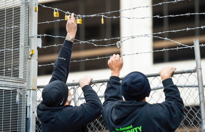 Gardul care protejează clădirea în care are loc procesul. Foto: EPA