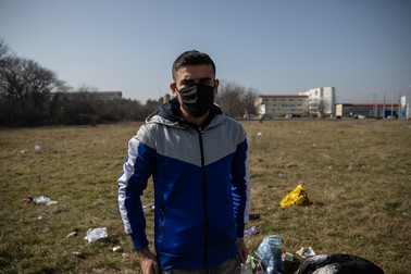 „Bătăile polițiștilor o să le uit la un moment dat. Dar nu o să uit ziua când am pierdut-o pe mama. E foarte greu când pierzi pe cineva din familie și nu ești acolo”, spune Mahmood. Mama lui a murit de COVID-19 în vara lui 2020&nbsp;