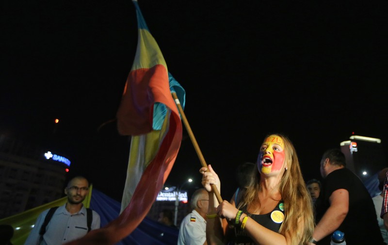 FOTO&VIDEO/ Peste 2.500 de oameni au protestat în Piața Victoriei faţă de modificările la legile justiţiei