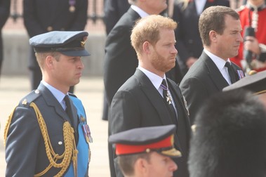 Prințul William și prințul Harry, vizibil emoționați în timpul funeraliilor reginei Elisabeta a II-a. Foto: Profimedia